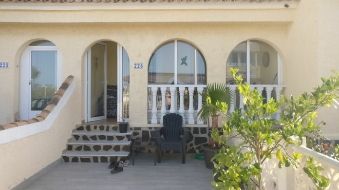 I Gran Alacant finner du denna pärla. På bilden ses terass, samt inglasad veranda/entré på 12kvm I Gran Alacant finner du denna pärla. På bilden ses terass, samt inglasad veranda/entré på 12kvm